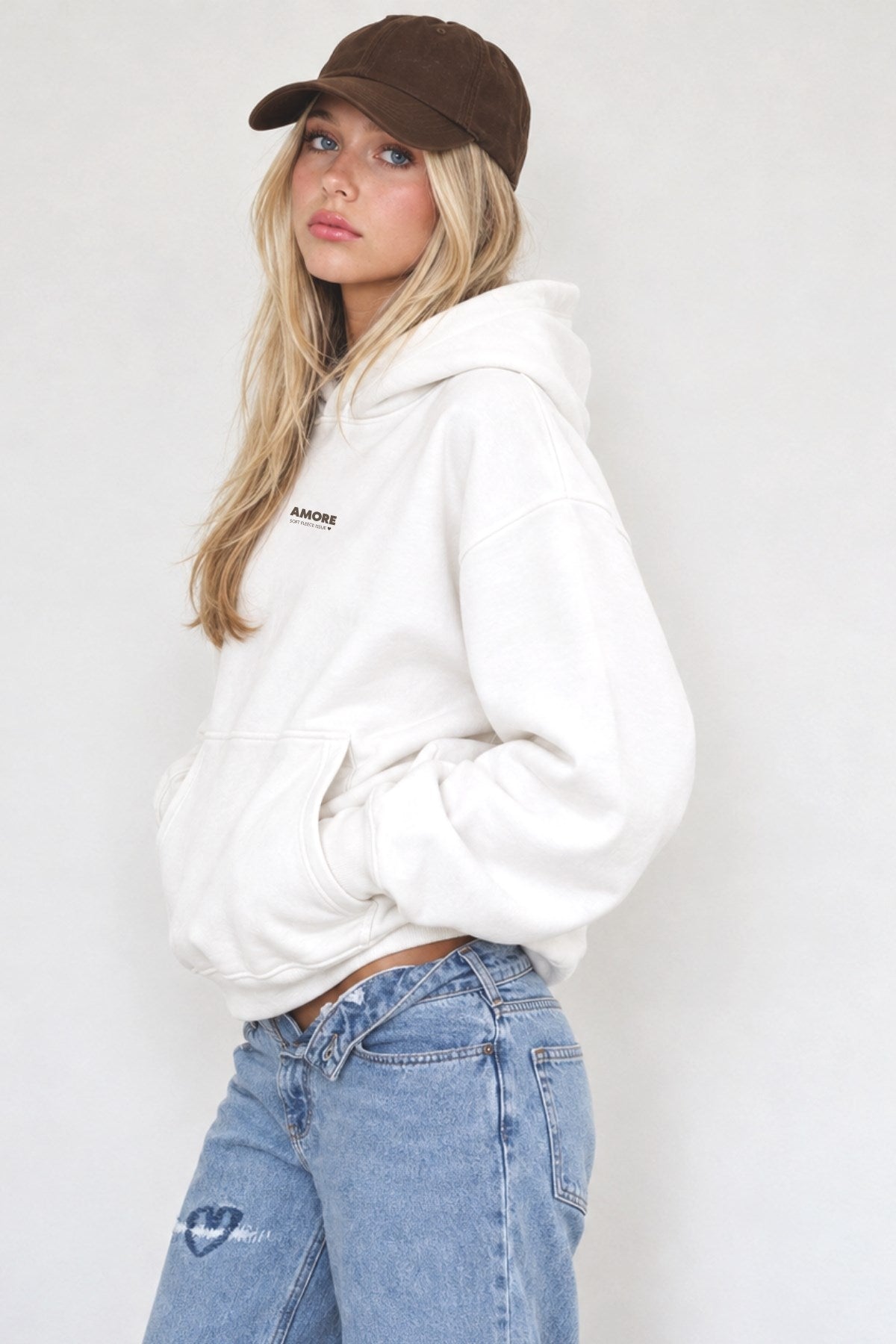 Kadın Oversize Hoodie Amore Baskılı Beyaz – Kapüşonlu, Kanguru Cepli, 3 İplik Şardonlu Polar