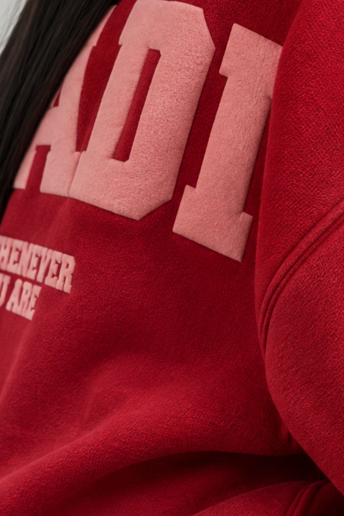 Kadın Oversize Sweatshirt Paradise Varsity Kabartma Baskılı Kırmızı – Bisiklet Yaka, 3 İplik Şardonlu Polar