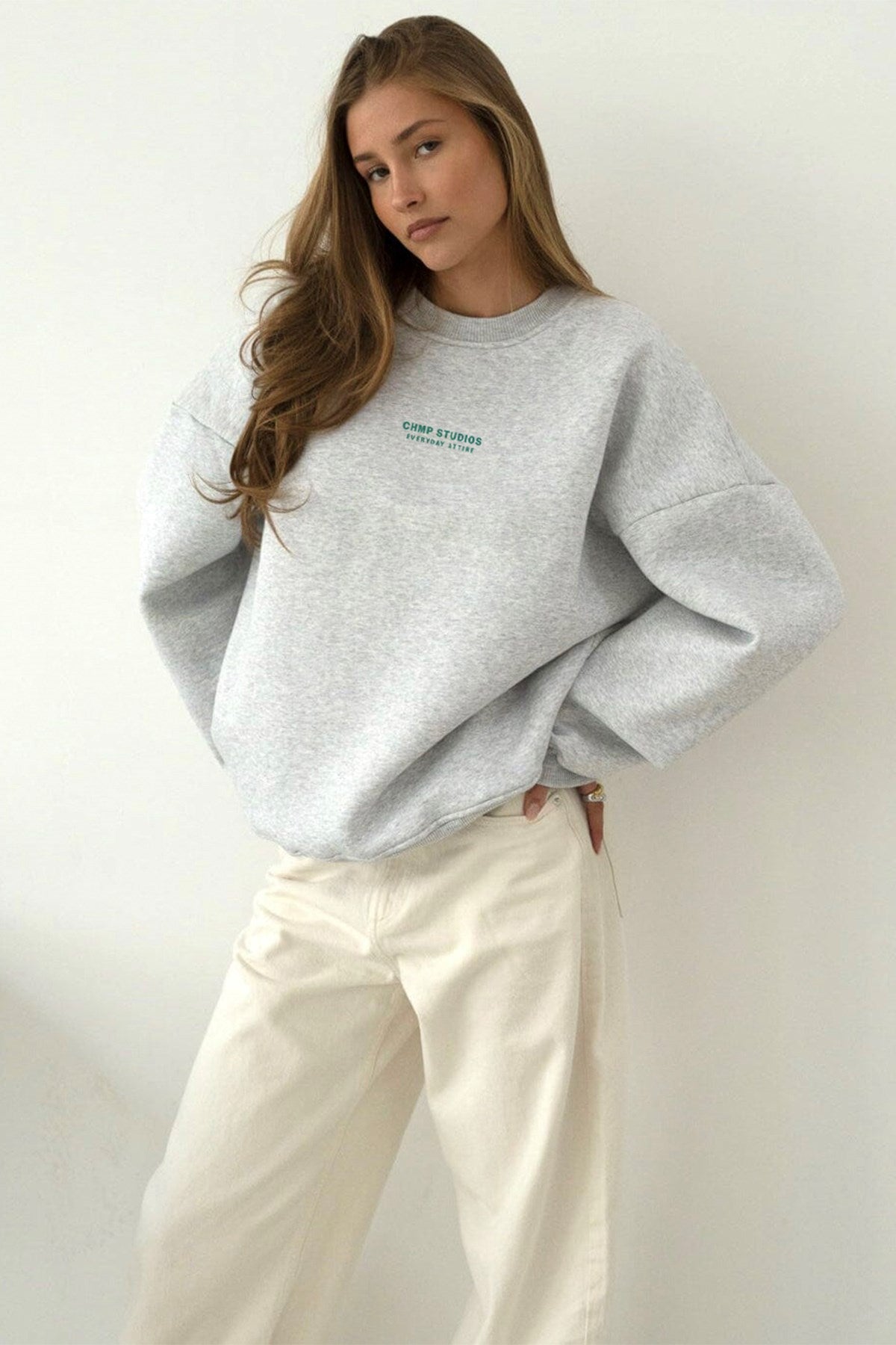 Kadın Oversize Sweatshirt CHMP STUDIOS Gri – Bisiklet Yaka, 3 İplik Şardounlu Polar