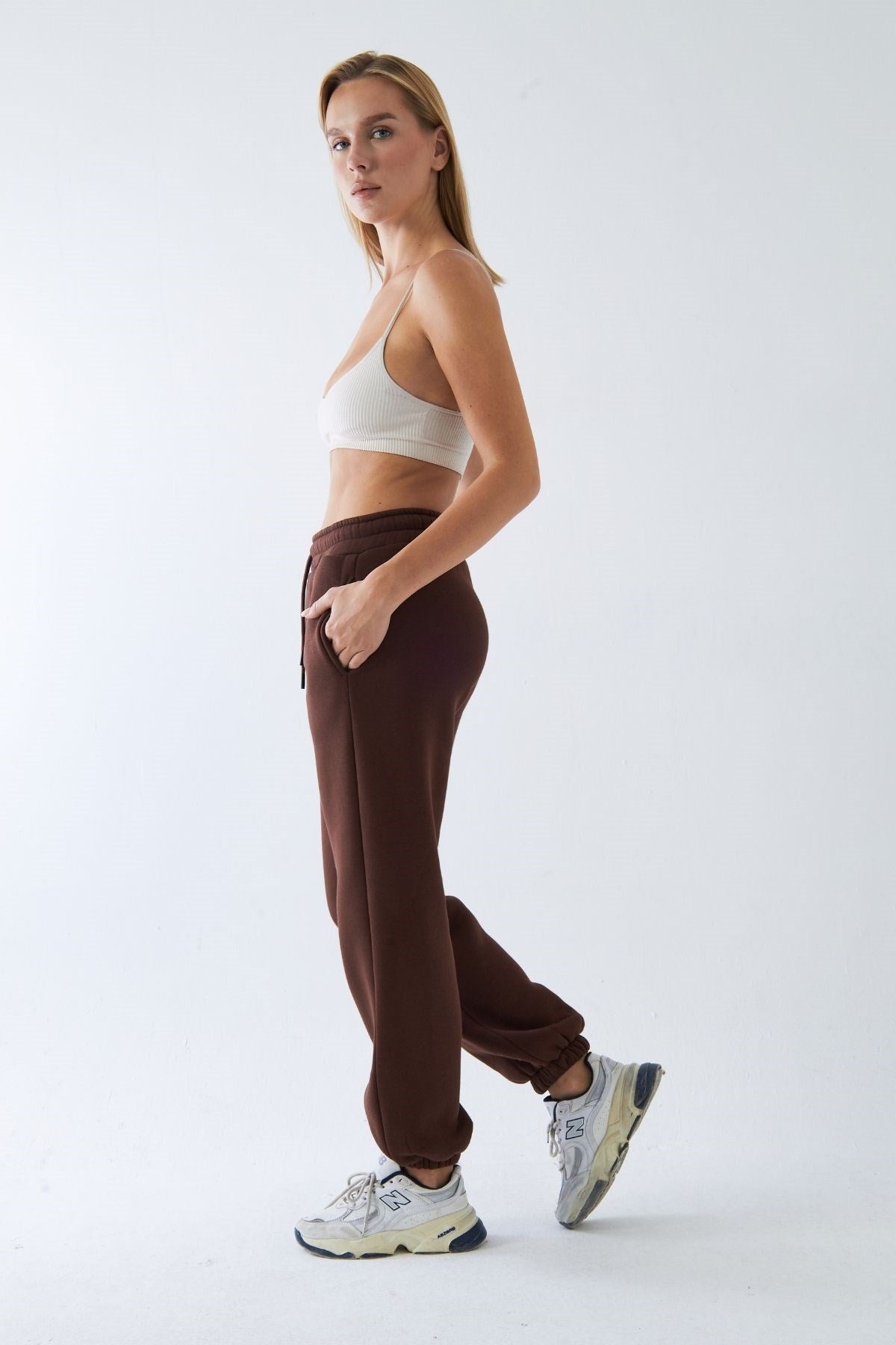 Oversize Unisex Eşofman Altı Kahverengi – 3 İplik Şardonlu, Paça-Bel Lastikli, Cepli, Rahat Kesim