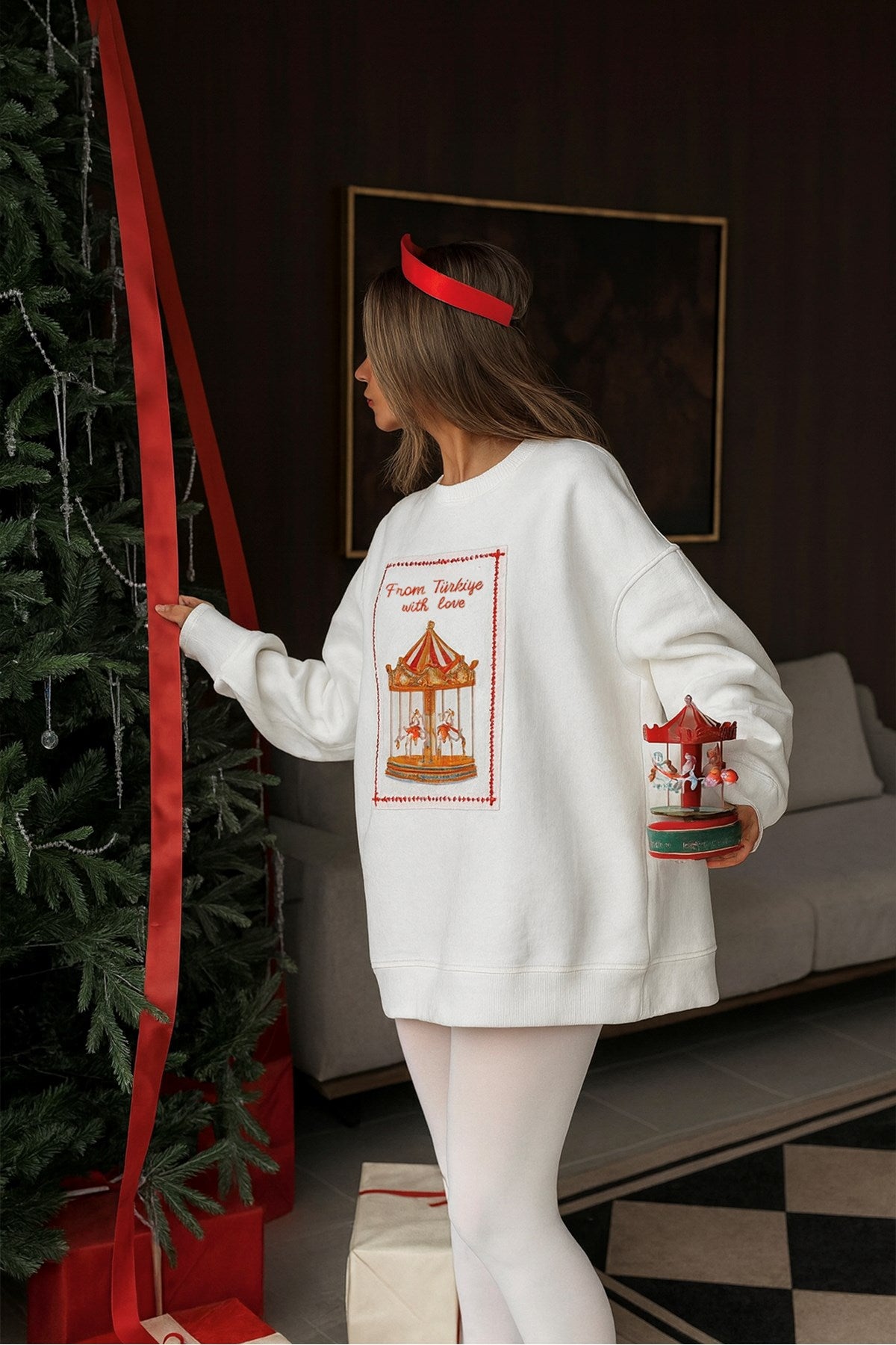 Kadın Oversize Sweatshirt Elbise Carousel Love Baskılı Beyaz – Bisiklet Yaka, 3 İplik Şardonlu Polar