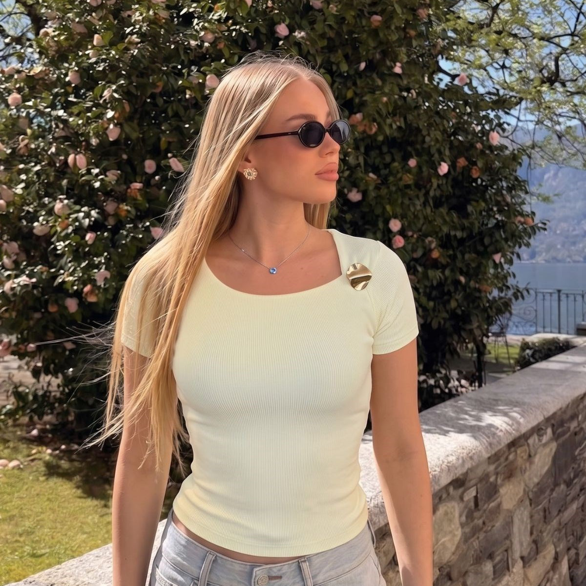 Kadın Fitilli Tişört Luna Glow  – Kare Yaka, Aksesuarlı, Rahat Kalıp, Modern Kesim