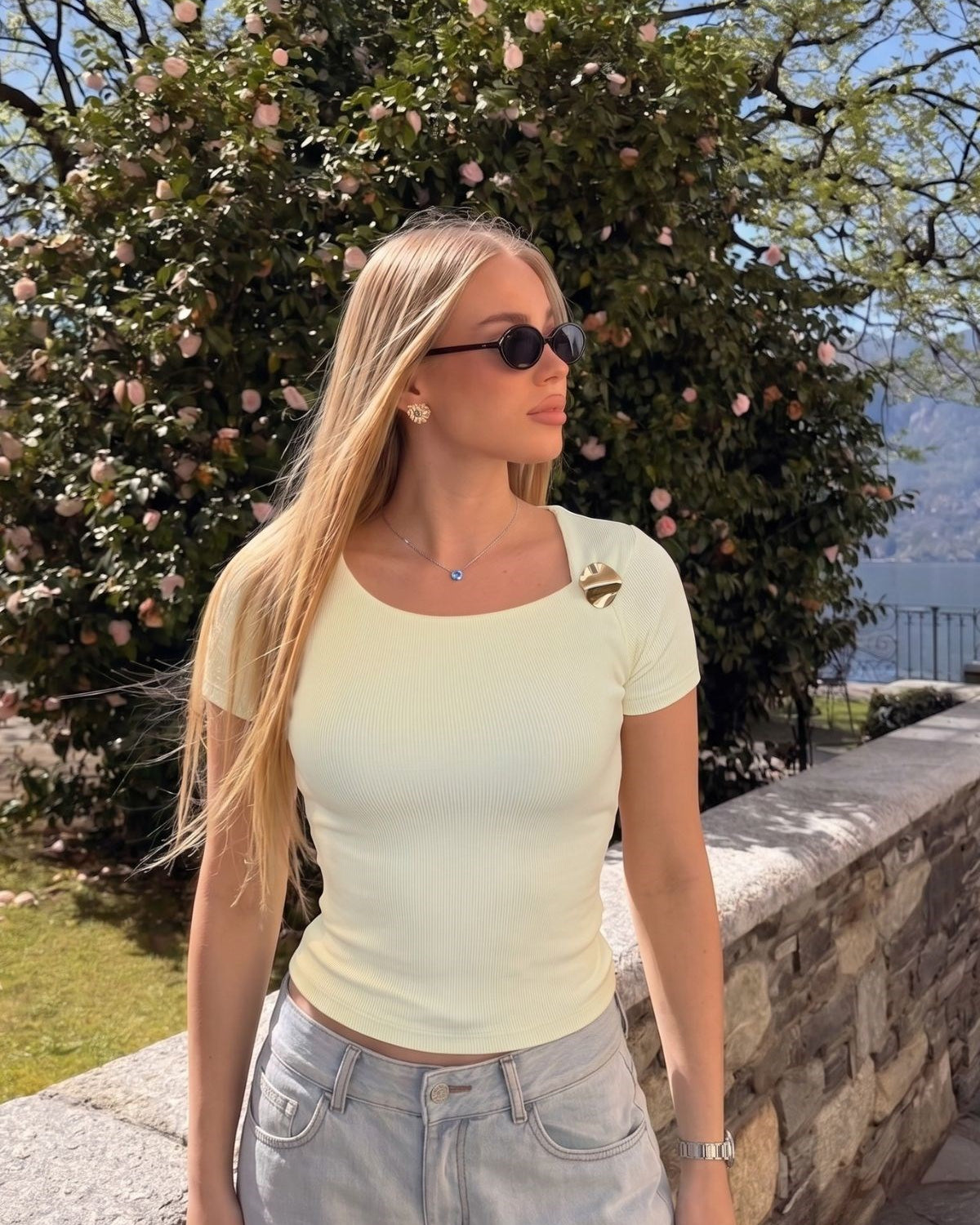 Kadın Fitilli Tişört Luna Glow  – Kare Yaka, Aksesuarlı, Rahat Kalıp, Modern Kesim