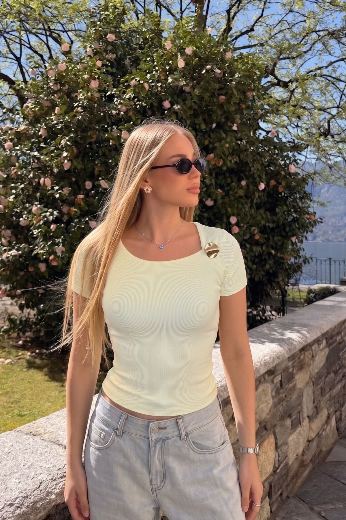 Kadın Fitilli Tişört Luna Glow  – Kare Yaka, Aksesuarlı, Rahat Kalıp, Modern Kesim