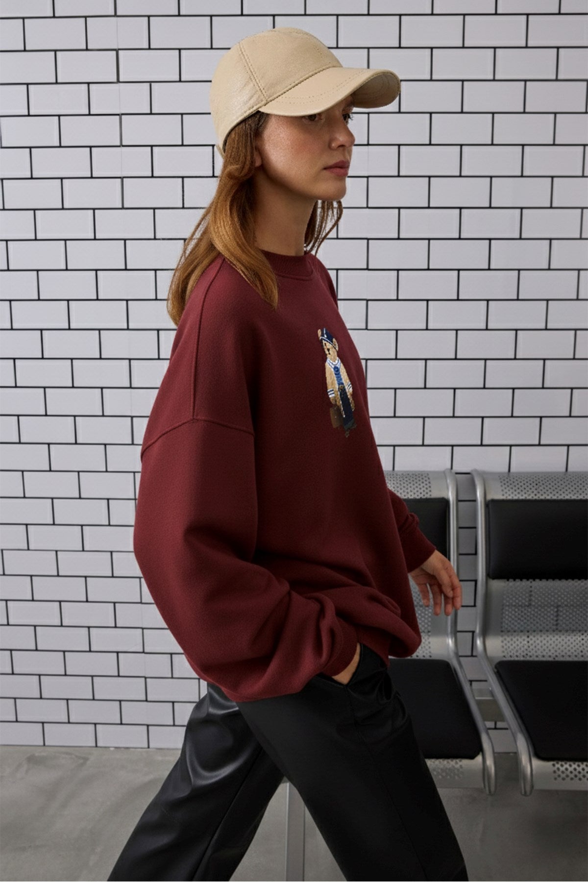 Kadın Oversize Sweatshirt Traveler Bear Baskılı Bordo – Bisiklet Yaka, 3 İplik Şardonlu Polar
