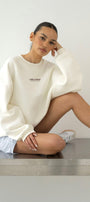 Kadın Oversize Sweatshirt CHMP STUDIOS Beyaz – Bisiklet Yaka, 3 İplik Şardounlu Polar
