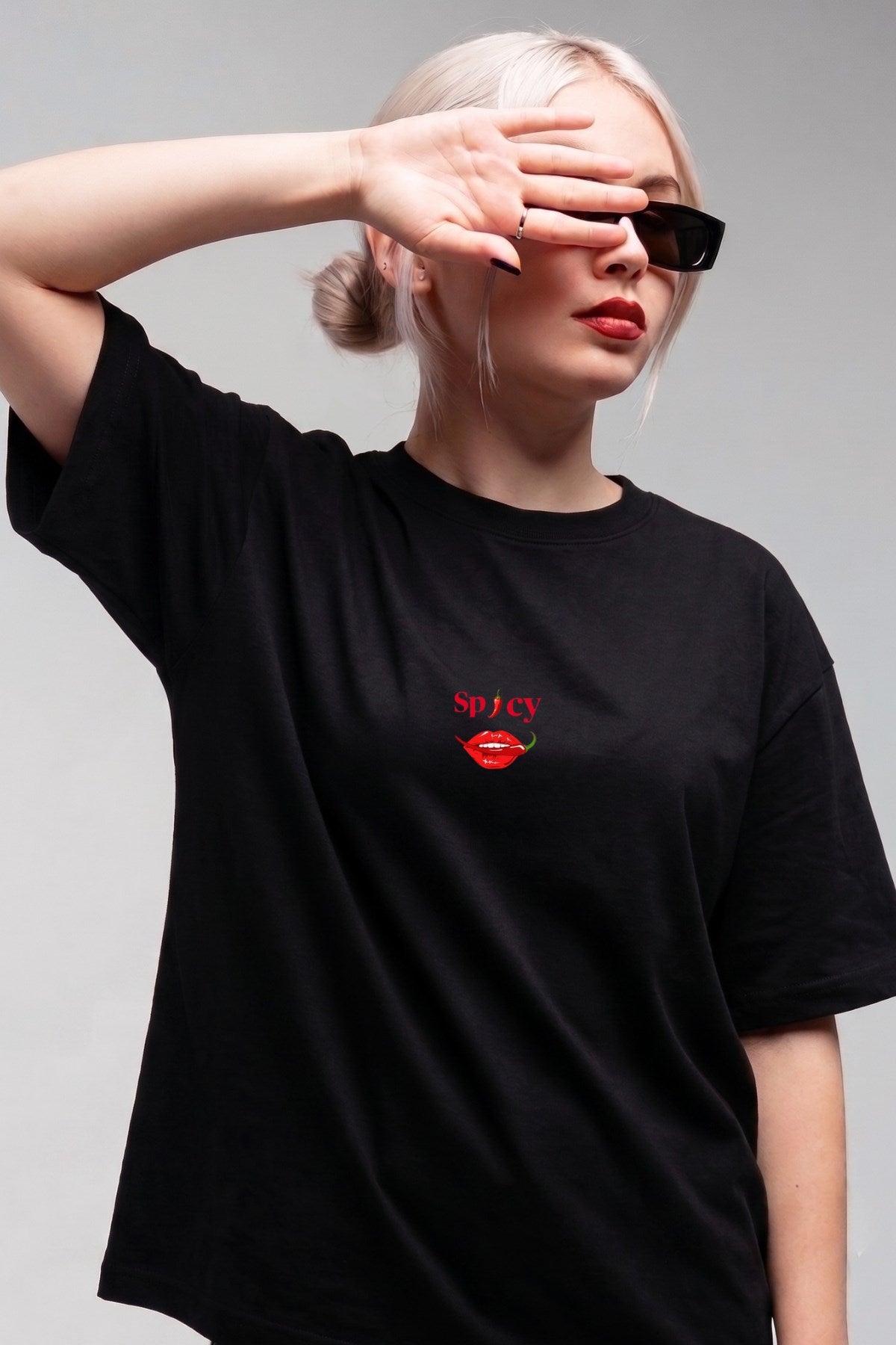 Kadın Oversize Tişört Spicy Lips Baskılı Siyah – Bisiklet Yaka, Rahat Kalıp, %100 Pamuk