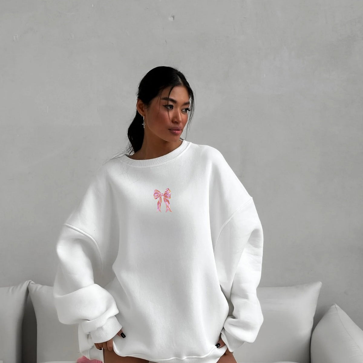 Kadın Oversize Sweat Elbise Pembe Kurdele Baskılı Beyaz – Bisiklet Yaka, 3 İplik Şardonlu Polar