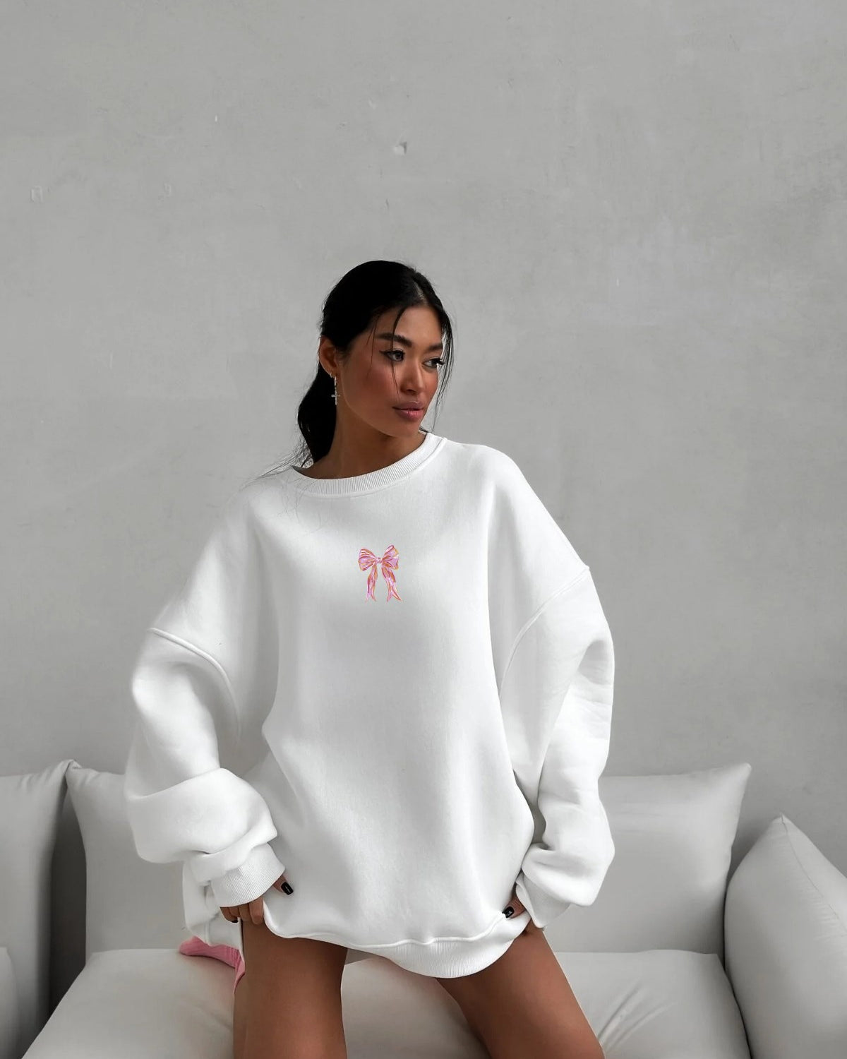 Kadın Oversize Sweat Elbise Pembe Kurdele Baskılı Beyaz – Bisiklet Yaka, 3 İplik Şardonlu Polar