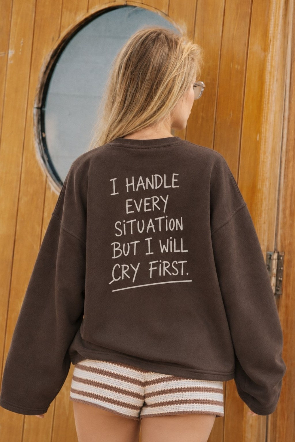 Kadın Relaxed Fit Sweatshirt Cry First Baskılı Kahverengi – Bisiklet Yaka, 3 İplik Şardonsuz