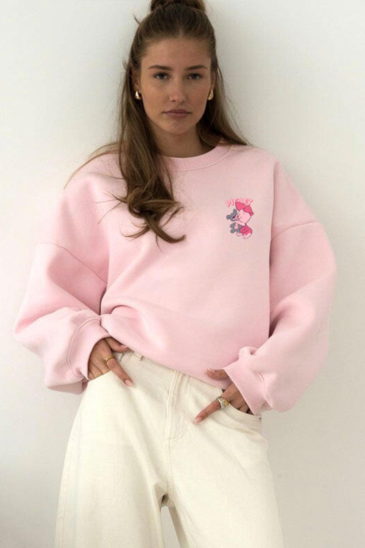 Kadın Oversize Sweatshirt Piglet Hugs Baskılı Pembe – Bisiklet Yaka, 3 İplik Şardonlu Polar