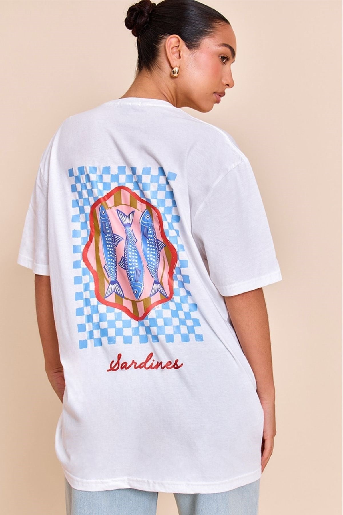 Kadın Oversize Yazlık Beyaz Balık Desenli Günlük Tişört – Sardines Baskılı Moda