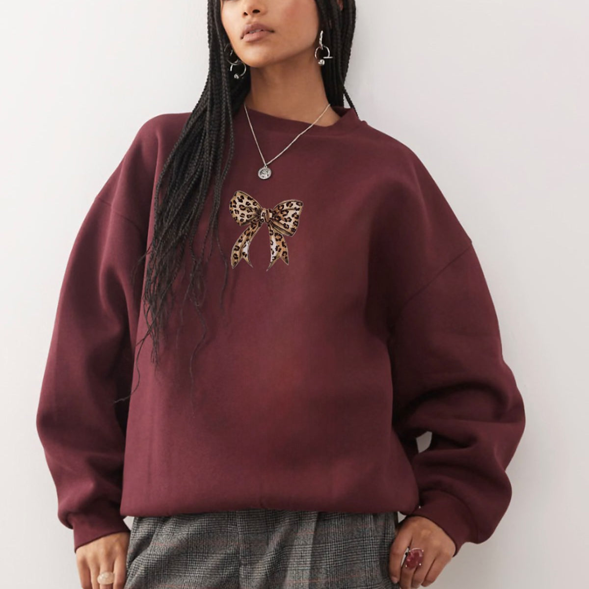 Kadın Oversize Sweatshirt Leo Kurdele Baskılı Bordo – Bisiklet Yaka, 3 İplik Şardonlu Polar