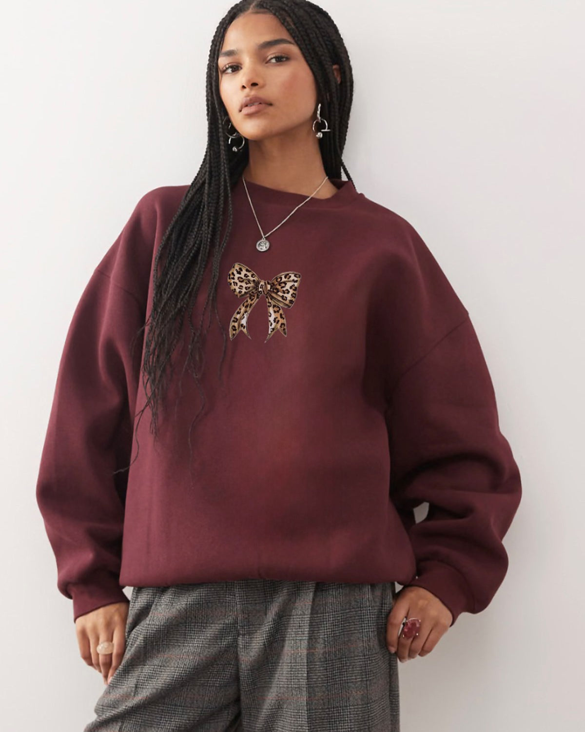 Kadın Oversize Sweatshirt Leo Kurdele Baskılı Bordo – Bisiklet Yaka, 3 İplik Şardonlu Polar