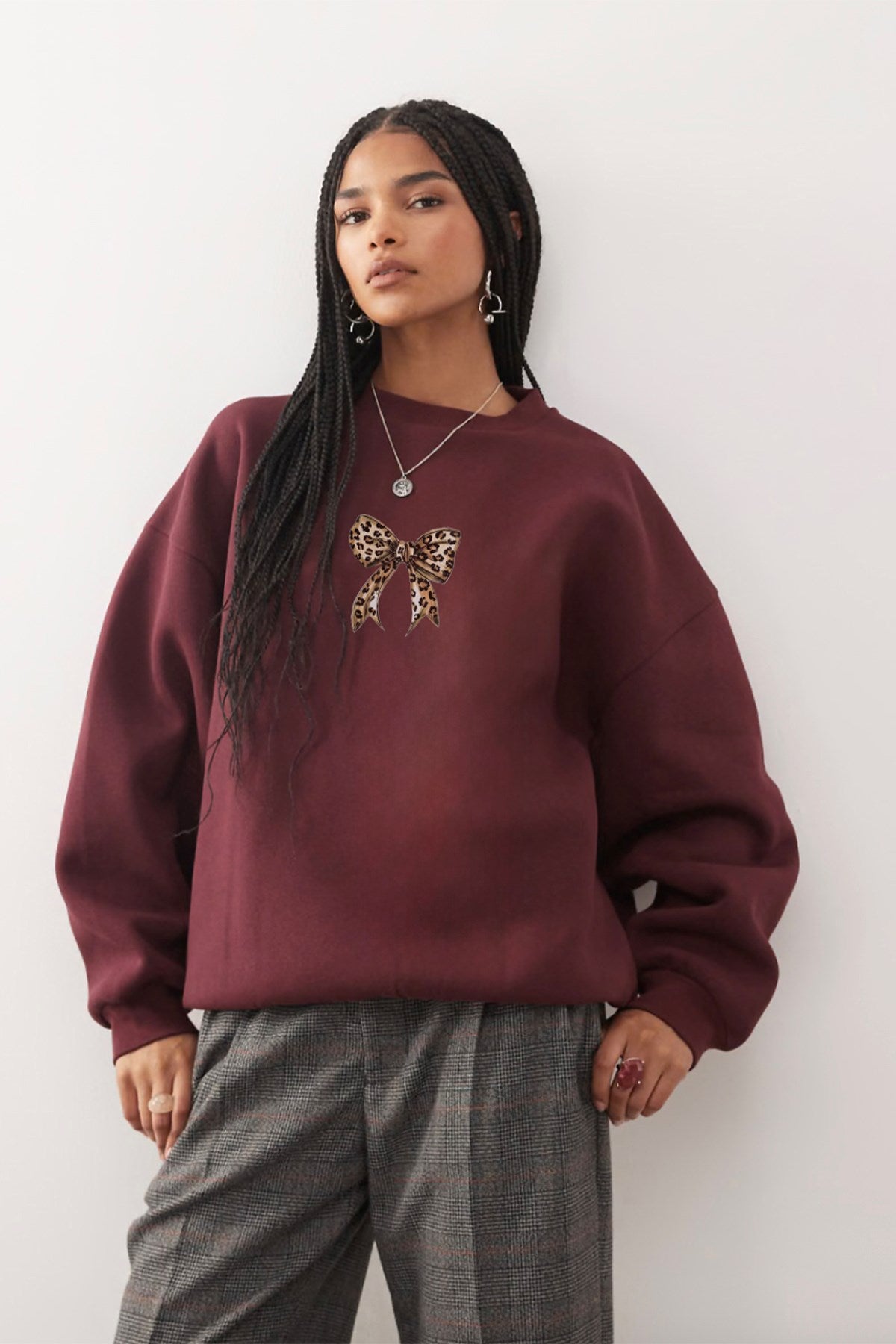 Kadın Oversize Sweatshirt Leo Kurdele Baskılı Bordo – Bisiklet Yaka, 3 İplik Şardonlu Polar