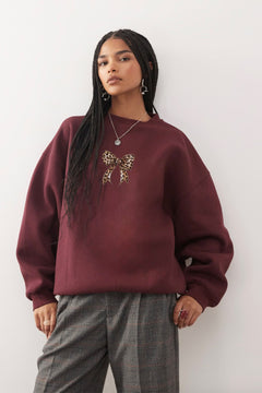 Kadın Oversize Sweatshirt Leo Kurdele Baskılı Bordo – Bisiklet Yaka, 3 İplik Şardonlu Polar