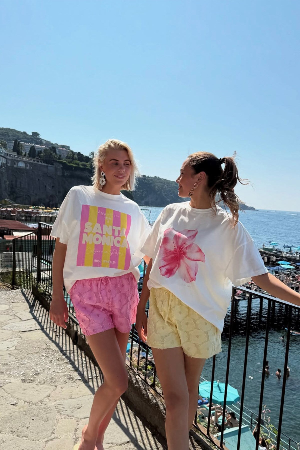 Kadın Oversize Tişört Santa Monica Baskılı Beyaz – Bisiklet Yaka, %100 Pamuk Compact Süprem 24/1