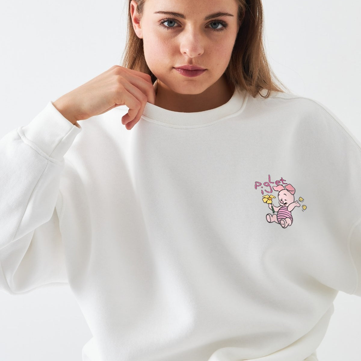 Kadın Oversize Sweatshirt Piglet Bloom Baskılı Beyaz – Bisiklet Yaka, 3 İplik Şardonlu Polar