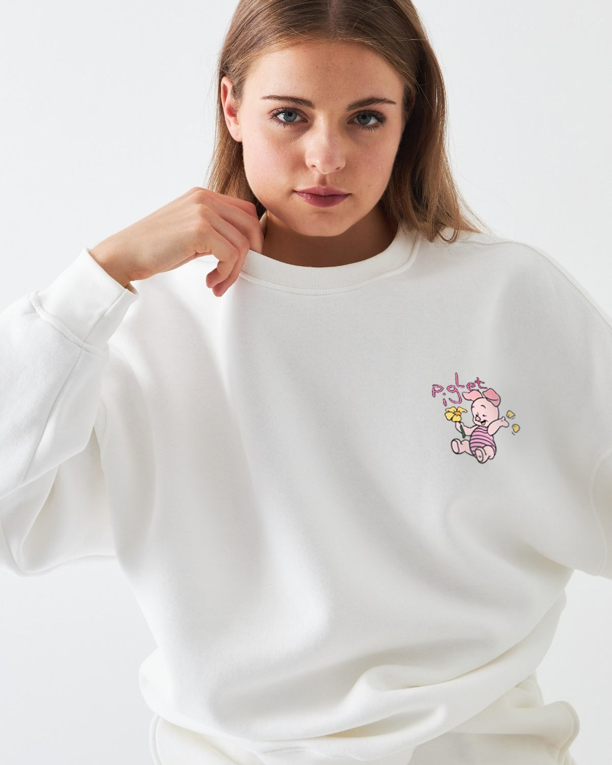 Kadın Oversize Sweatshirt Piglet Bloom Baskılı Beyaz – Bisiklet Yaka, 3 İplik Şardonlu Polar