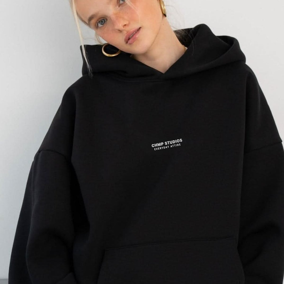 Kadın Oversize Sweatshirt Hoodie CHMP STUDIOS Siyah – Kapüşonlu, 3 İplik Polar, Kanguru Cepli
