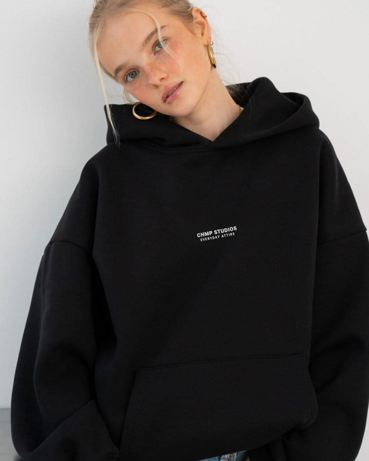Kadın Oversize Sweatshirt Hoodie CHMP STUDIOS Siyah – Kapüşonlu, 3 İplik Polar, Kanguru Cepli