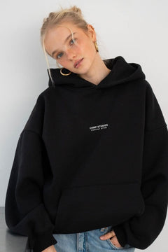 Kadın Oversize Sweatshirt Hoodie CHMP STUDIOS Siyah – Kapüşonlu, 3 İplik Polar, Kanguru Cepli
