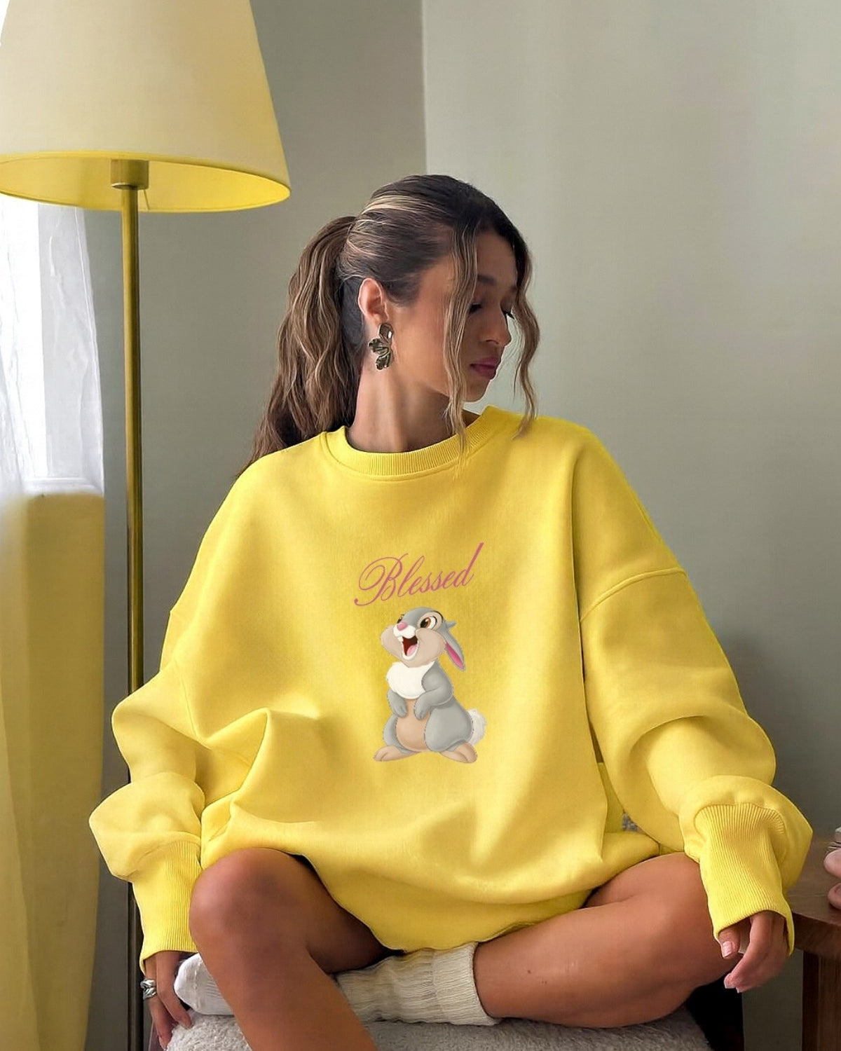 Kadın Oversize Sweatshirt Elbise Blessed Bunny Baskılı Sarı – Bisiklet Yaka, 3 İplik Şardonlu Polar