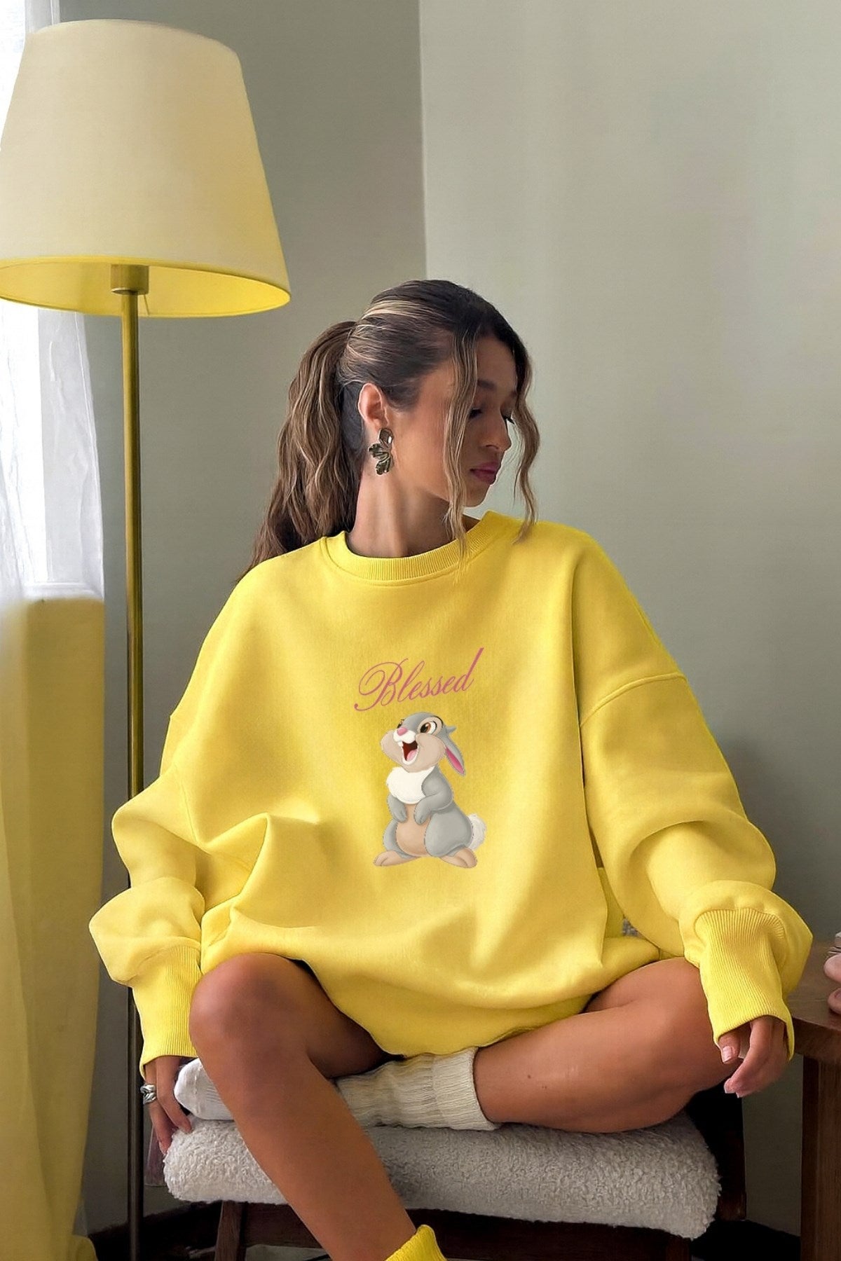 Kadın Oversize Sweatshirt Elbise Blessed Bunny Baskılı Sarı – Bisiklet Yaka, 3 İplik Şardonlu Polar