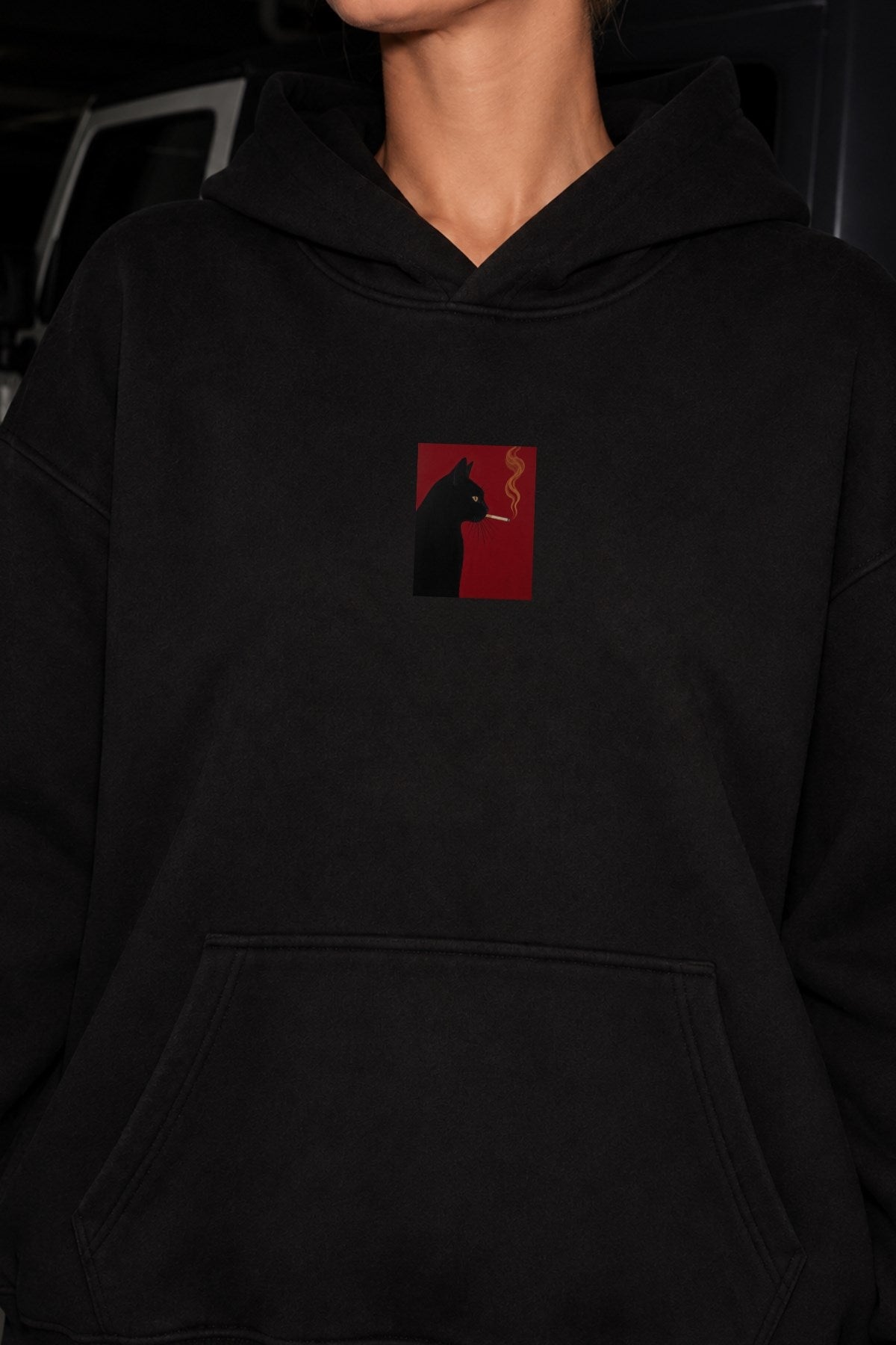 Kadın Oversize Hoodie Noir Cat Baskılı Siyah – Kapüşonlu, Kanguru Cepli, 3 İplik Şardonlu Polar