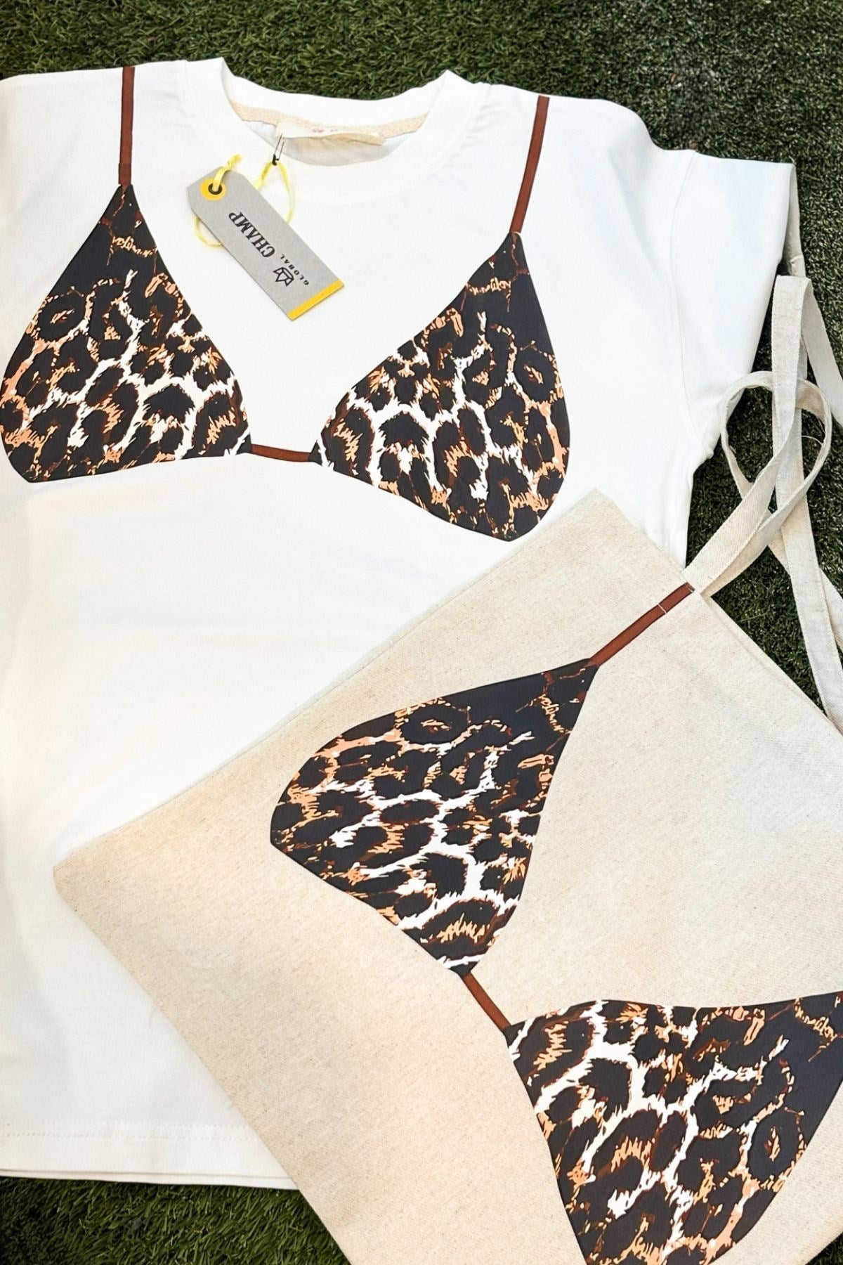 Leopar Desenli Beyaz Oversize Kadın Tişört + Bez Çanta Hediyeli Kombin Set – %100 Pamuk