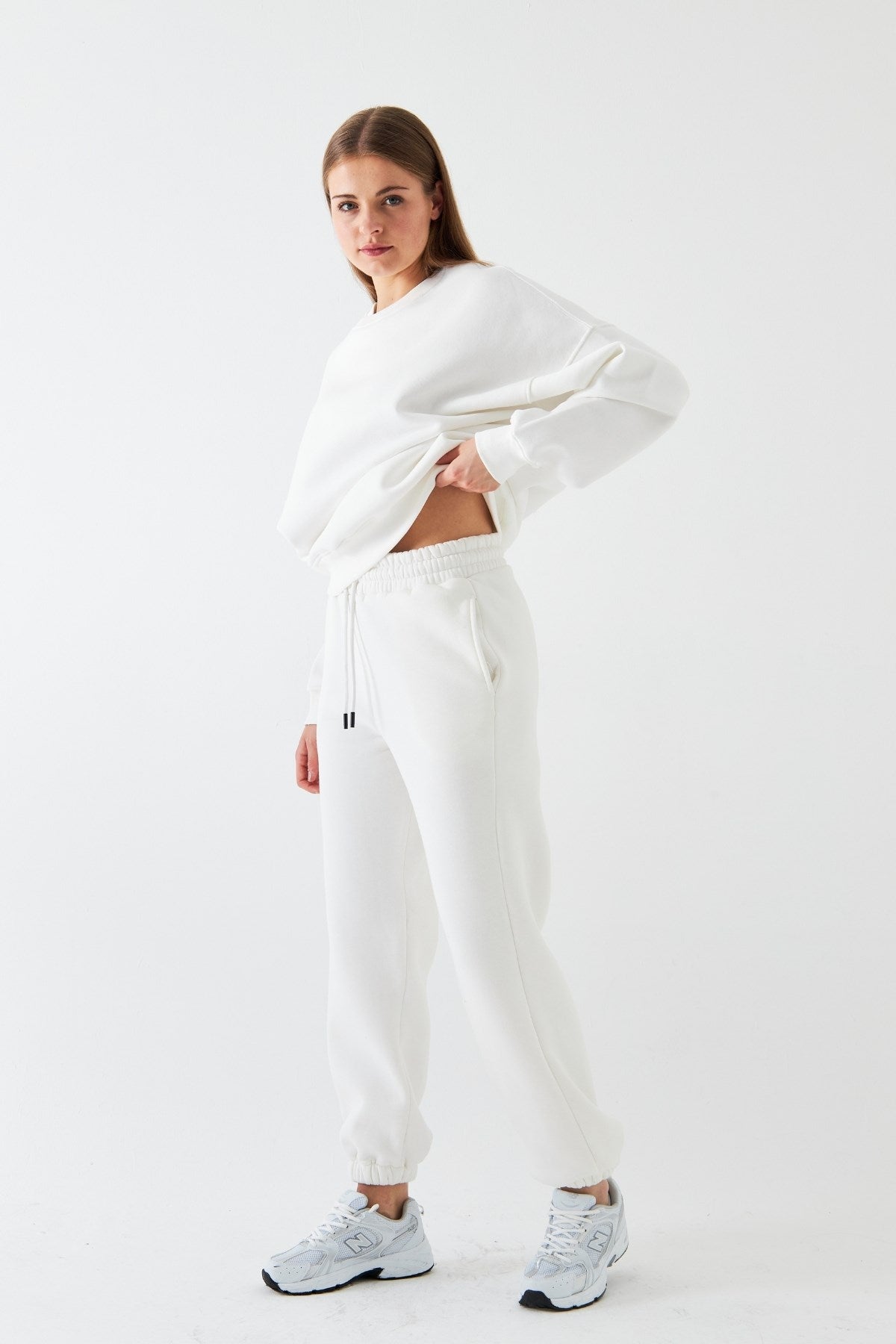 Unisex Oversize Eşofman Takımı Basic Beyaz – Bisiklet Yaka, Lastikli Paça, 3 İplik Şardonlu Polar