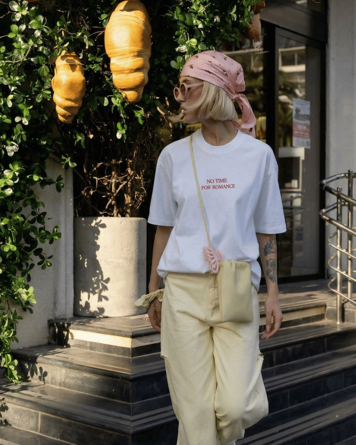 Kadın Oversize Tişört No Time For Romance Baskılı Beyaz – Bisiklet Yaka, Rahat Kalıp, %100 Pamuk