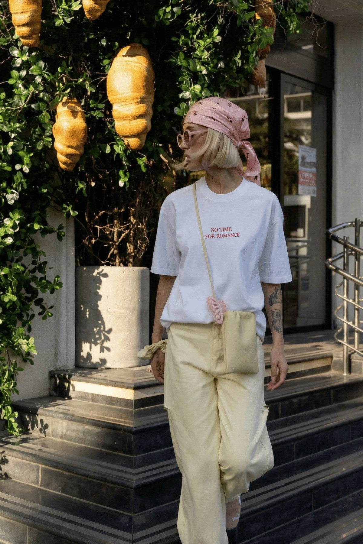 Kadın Oversize Tişört No Time For Romance Baskılı Beyaz – Bisiklet Yaka, Rahat Kalıp, %100 Pamuk
