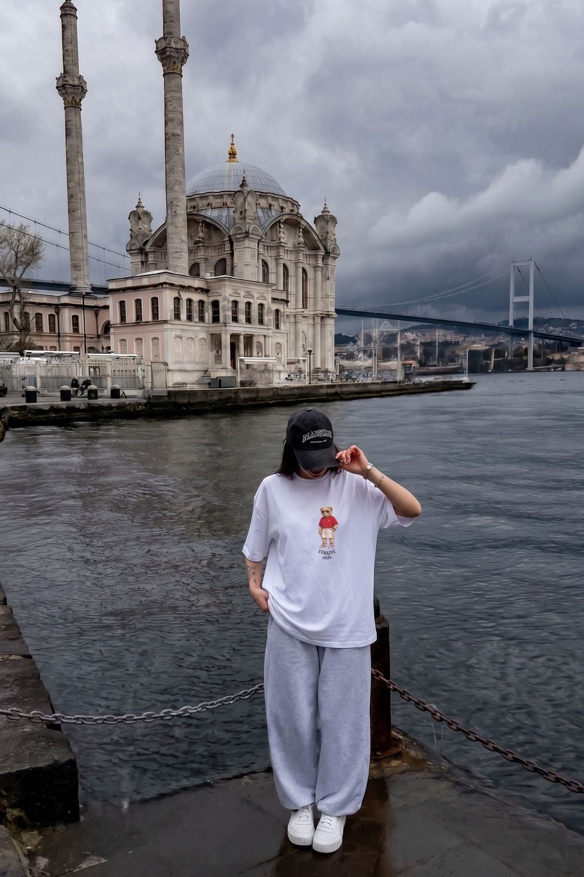 Kadın Oversize Tişört Türkish Bear Baskılı Beyaz – Bisiklet Yaka, Rahat Kalıp, %100 Pamuk