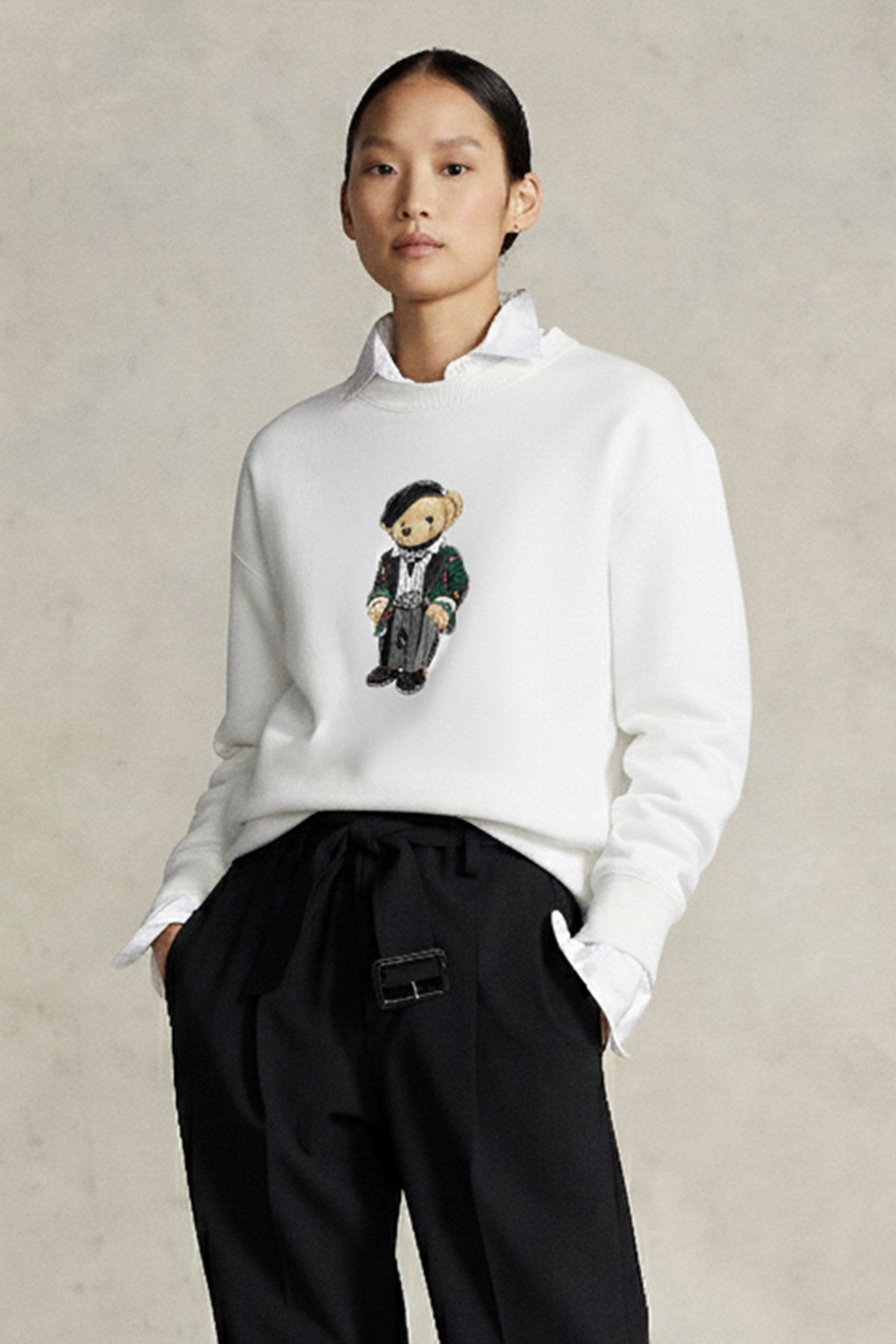 Kadın Oversize Sweatshirt Parisian Bear Baskılı Beyaz – Bisiklet Yaka, 3 İplik Şardonlu 