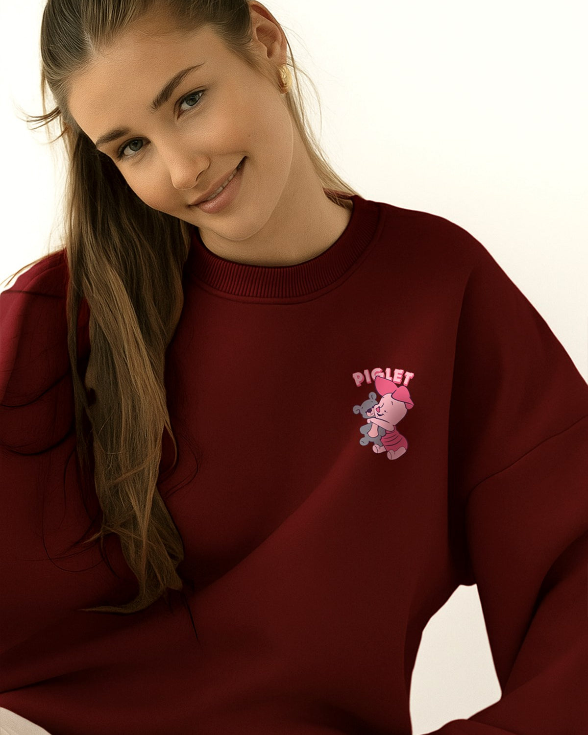 Kadın Oversize Sweatshirt Piglet Hugs Baskılı Bordo – Bisiklet Yaka, 3 İplik Şardonlu Polar