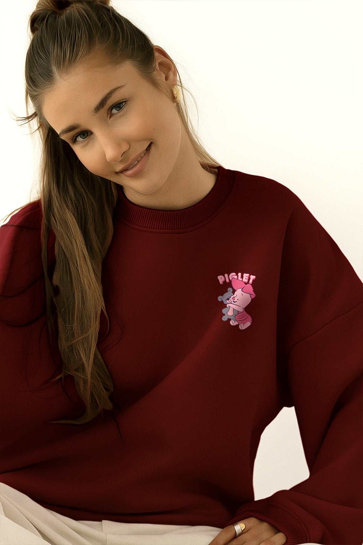 Kadın Oversize Sweatshirt Piglet Hugs Baskılı Bordo – Bisiklet Yaka, 3 İplik Şardonlu Polar