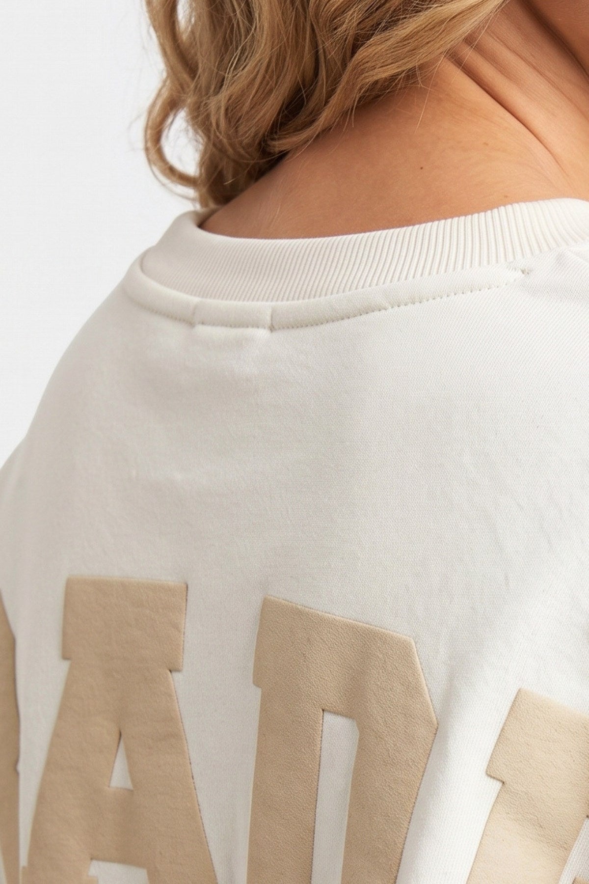Kadın Oversize Sweatshirt Paradise Varsity Kabartma Baskılı Beyaz – Bisiklet Yaka, 3 İplik Şardonlu Polar
