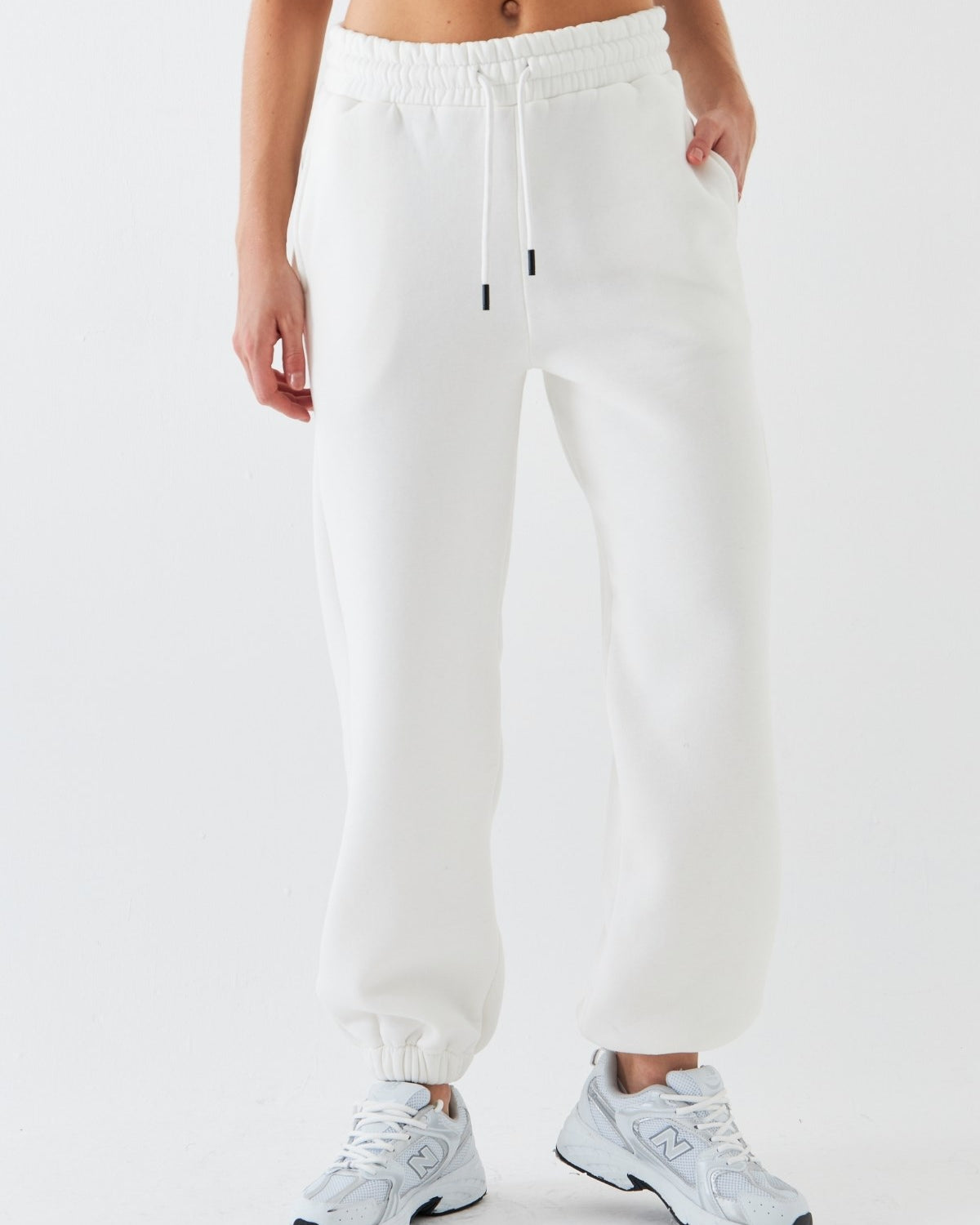 Oversize Unisex Eşofman Altı Beyaz – 3 İplik Şardonlu, Paça-Bel Lastikli, Cepli, Modern Rahat Kesim