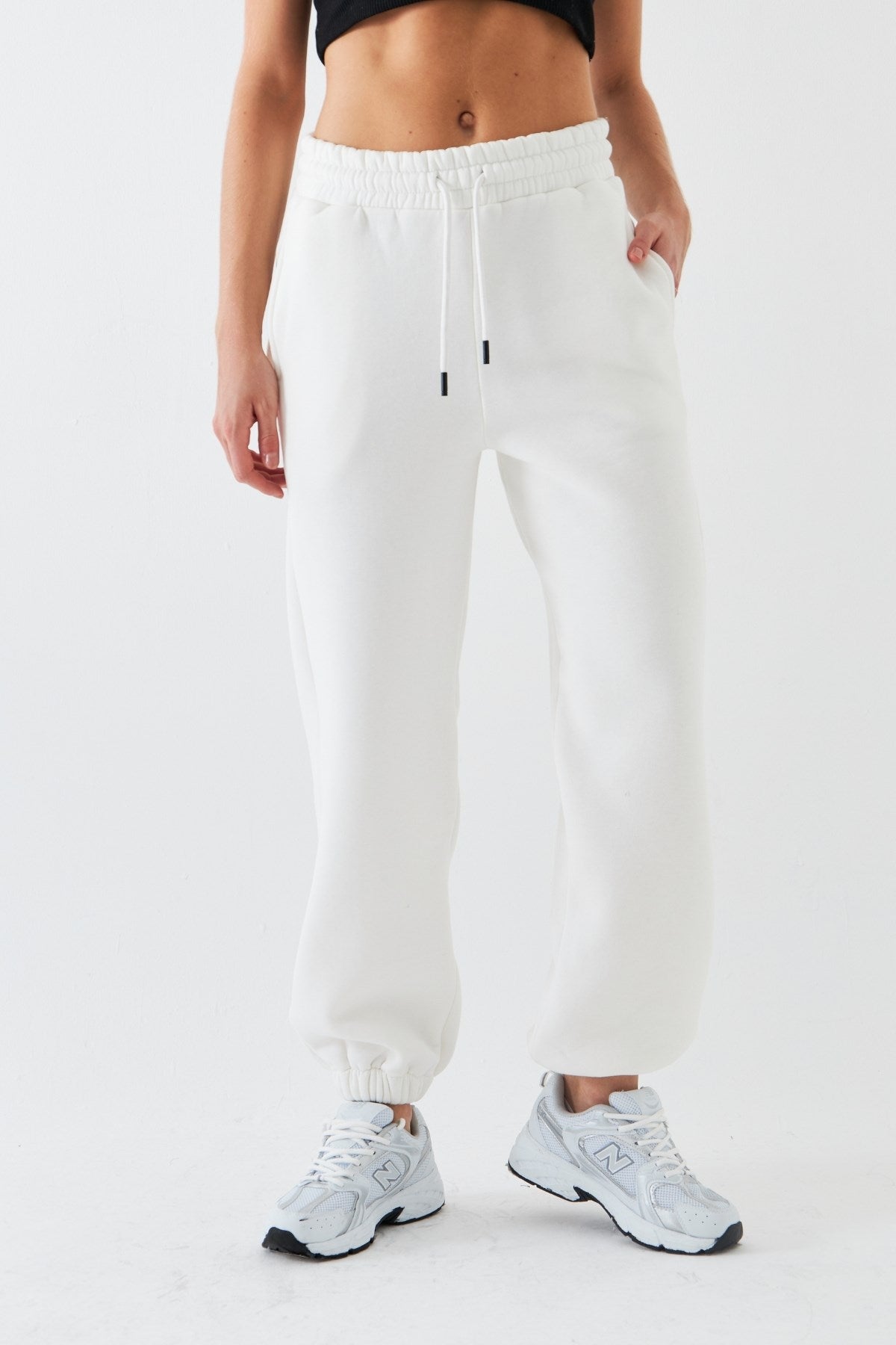 Oversize Unisex Eşofman Altı Beyaz – 3 İplik Şardonlu, Paça-Bel Lastikli, Cepli, Modern Rahat Kesim