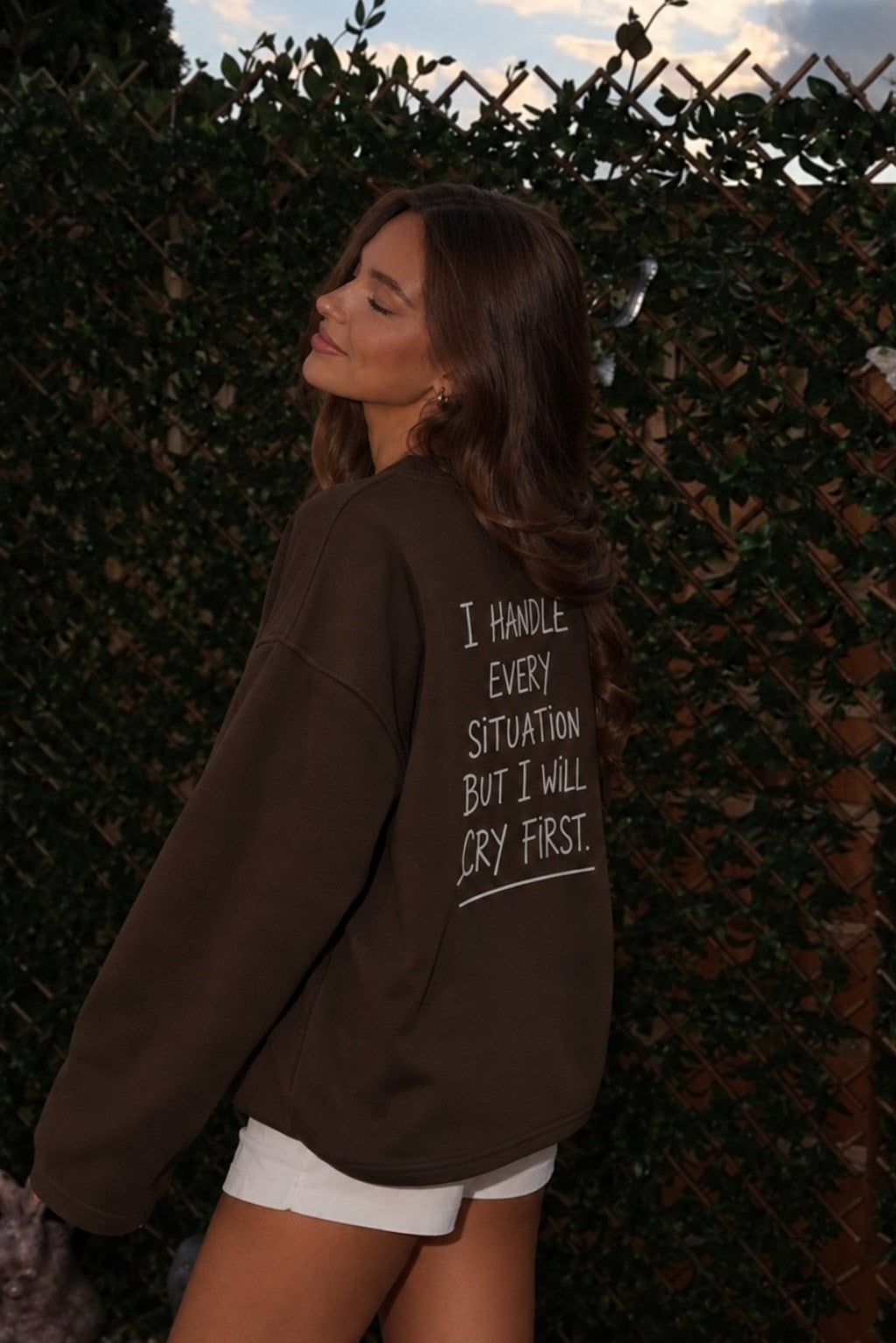 Kadın Relaxed Fit Sweatshirt Cry First Baskılı Kahverengi – Bisiklet Yaka, 3 İplik Şardonsuz