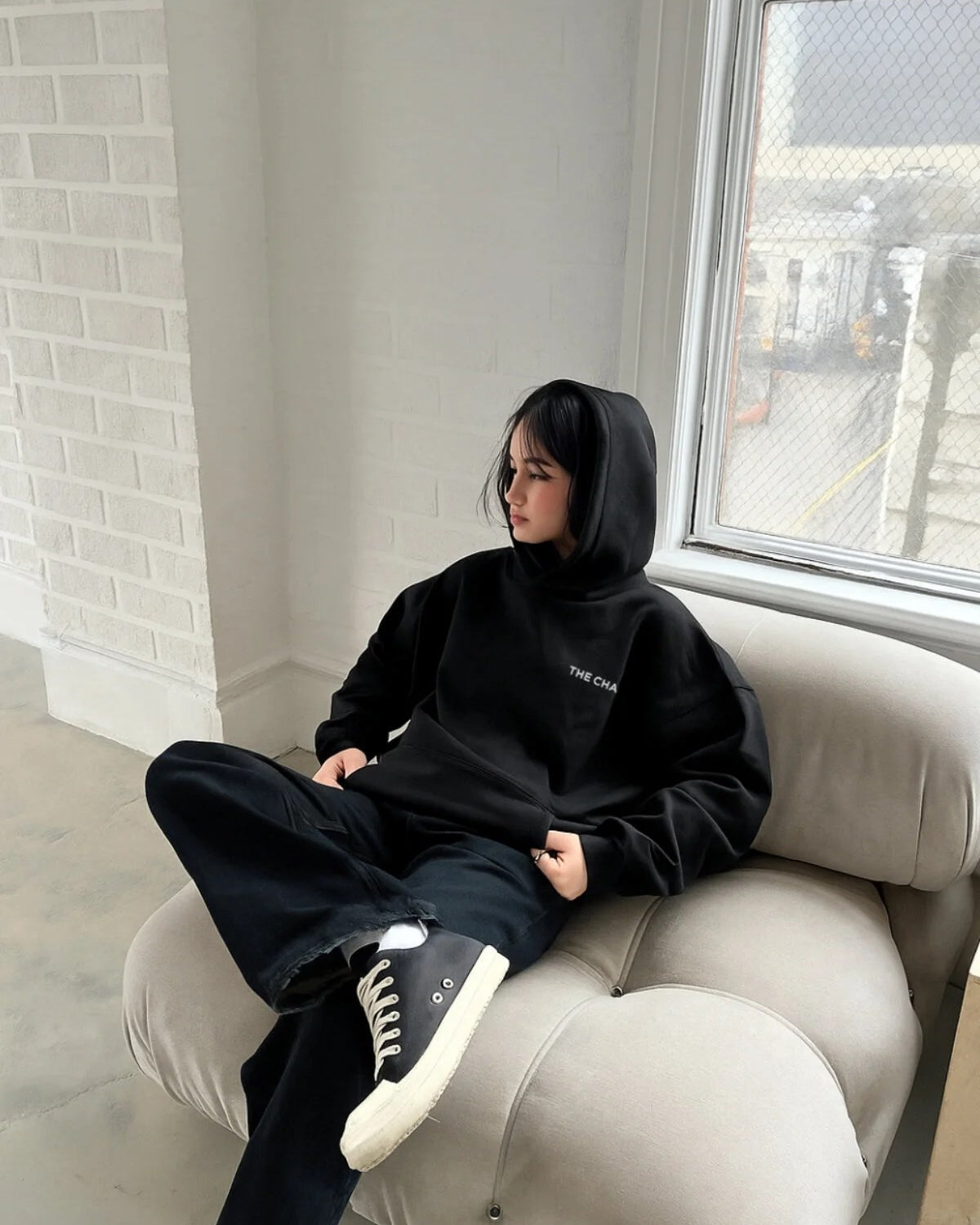  Every Thing Is Fine Baskılı Unisex Siyah Kapüşonlu Sweatshirt – 3 İplik Şardonlu Kumaş