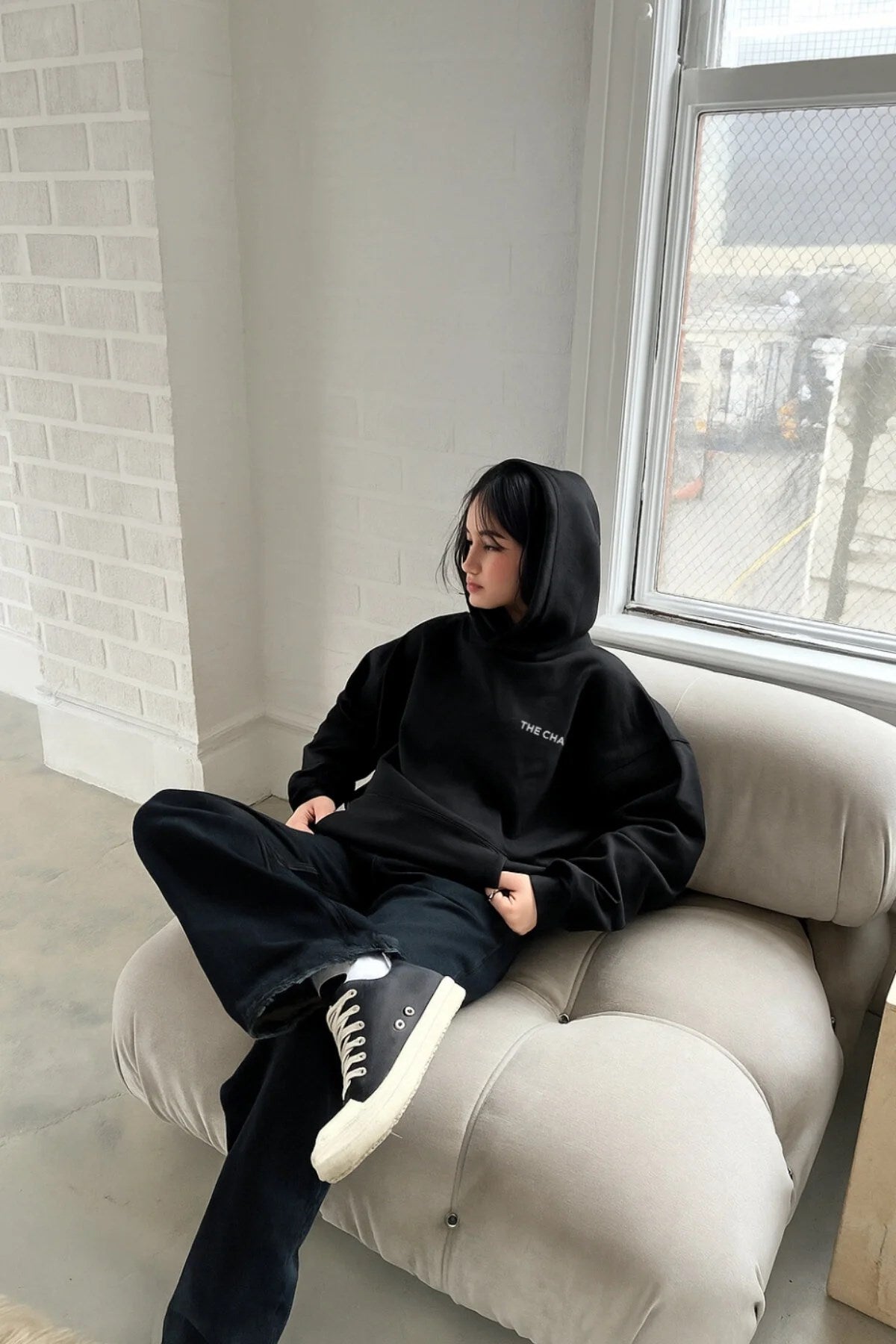  Every Thing Is Fine Baskılı Unisex Siyah Kapüşonlu Sweatshirt – 3 İplik Şardonlu Kumaş