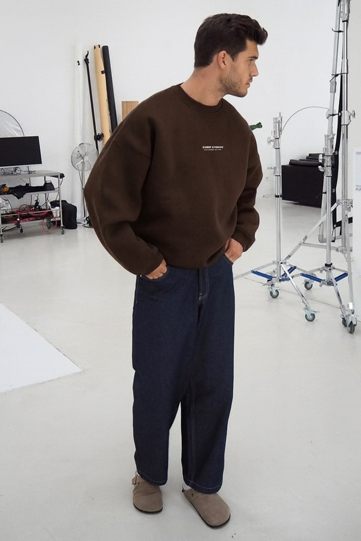 Erkek Oversize Sweatshirt CHMP STUDIOS Kahverengi – Bisiklet Yaka, 3 İplik Şardounlu Polar