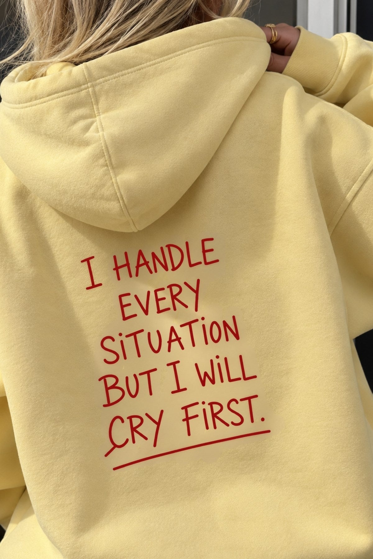 Kadın Oversize Hoodie Cry First Baskılı Sarı – Kapüşonlu, Kanguru Cepli, 3 İplik Şardonlu Polar
