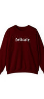 Kadın Bordo Delicate Yazılı Oversize Sweatshirt – Şardonlu 3 İplik, Gotik Baskılı, Casual Şehir Stili