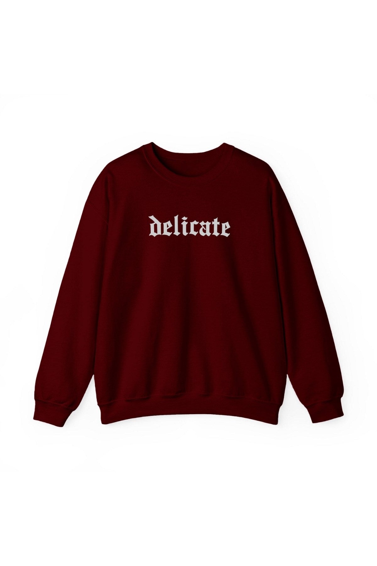 Kadın Bordo Delicate Yazılı Oversize Sweatshirt – Şardonlu 3 İplik, Gotik Baskılı, Casual Şehir Stili