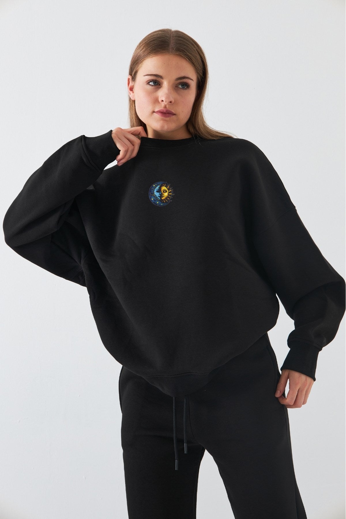 Kadın Oversize Sweatshirt Sun & Moon Baskılı Siyah – Bisiklet Yaka, 3 İplik Şardonlu Polar