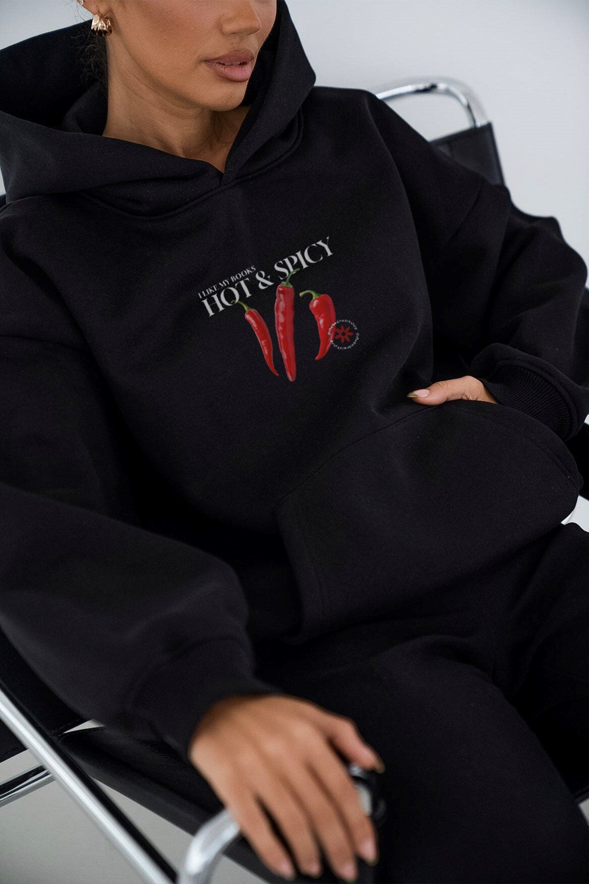 Kadın Oversize Sweatshirt Hoodie Hot & Spicy Baskılı Siyah – Kapüşonlu, 3 İplik Şardonlu Polar