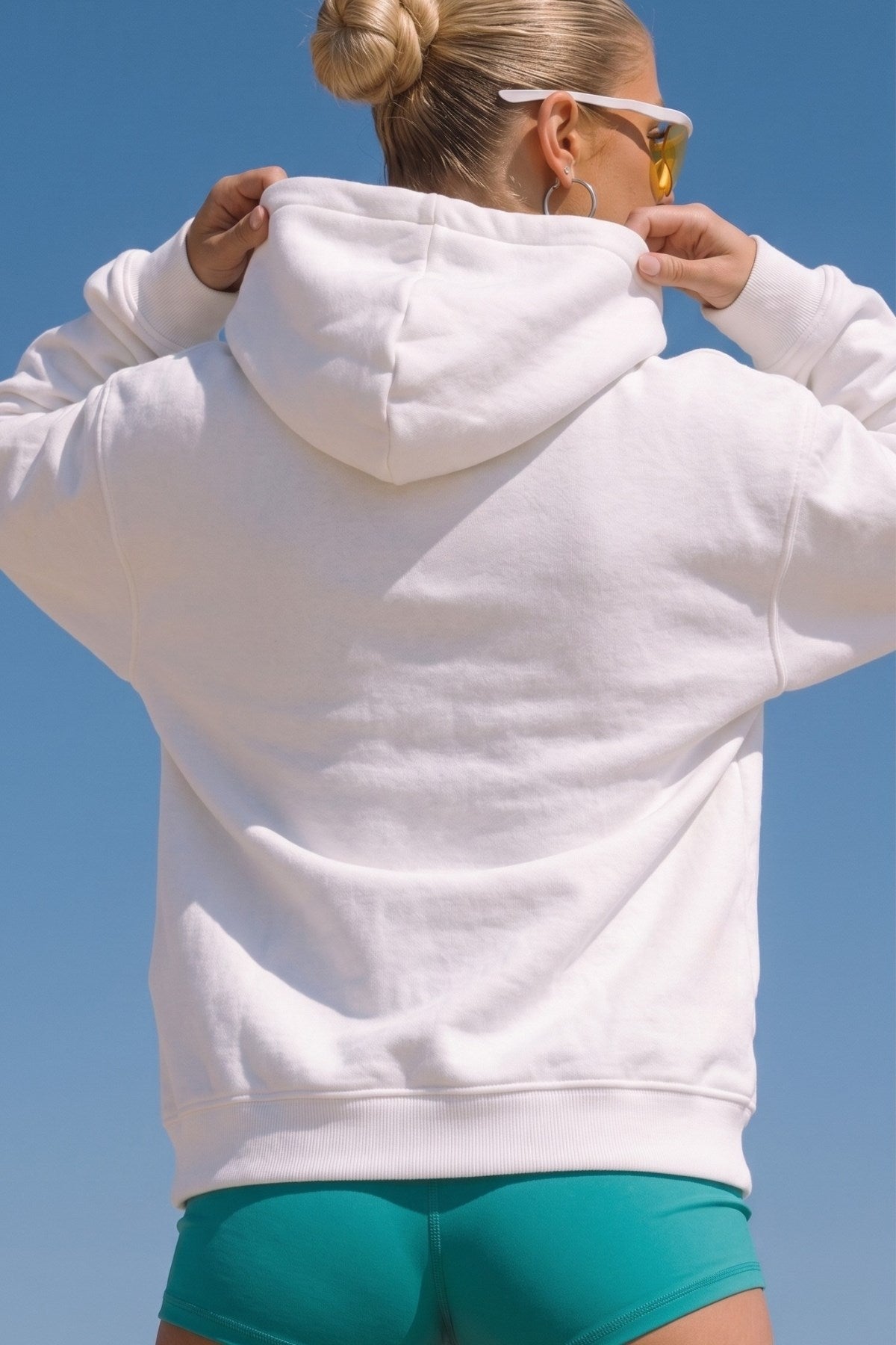 Kadın Oversize Hoodie Palmiye Nakışlı Beyaz – Kapüşonlu, Kanguru Cepli, 3 İplik Polar